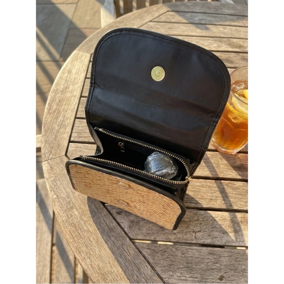 Elegant Black and Tan Woven Handbag - Picture 2 of 2